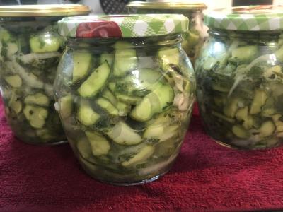 Agurkų salotas žiemai „Švelnumas“ pagrindine nuotrauka