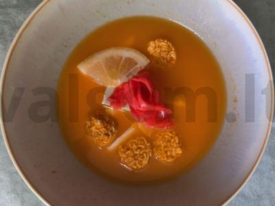 Tomas Yam sriuba su tofu, imbieru ir vištiena be virimo pagrindine nuotrauka