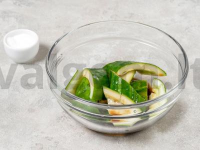 Salotas su sutrintais agurkais Žingsnis 2
