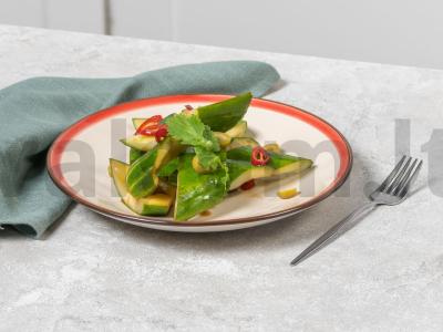 Salotas su sutrintais agurkais pagrindine nuotrauka