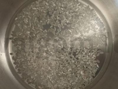 Ryžių košė su saldžiuoju pienu pusryčiams Žingsnis 1