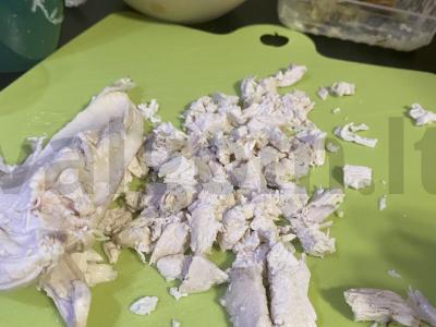 Sluoksniuotas salotas „Granatų“ su vištiena ir sūriu Žingsnis 2