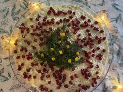 Sluoksniuotas salotas „Granatų“ su vištiena ir sūriu pagrindine nuotrauka