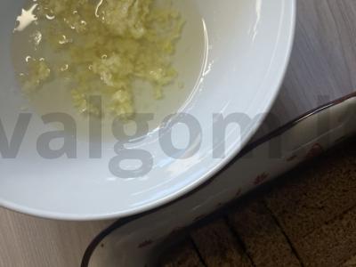 Česnakiniai skrebučiai ant augalinio aliejaus Žingsnis 3