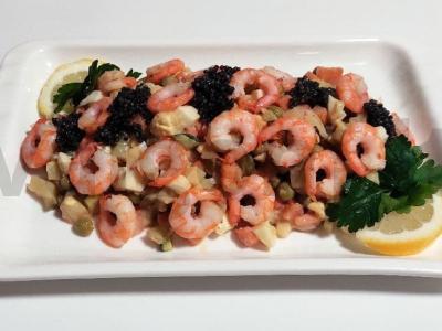 Neįprastas olivje su krevetėmis ir juodąja ikra pagrindine nuotrauka