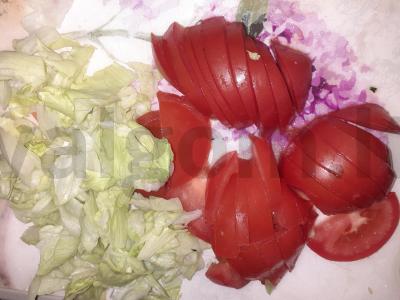 Salotos su keptais baklažanais, šviežiais žalumynais, sūriu ir graikiniais riešutais Žingsnis 2