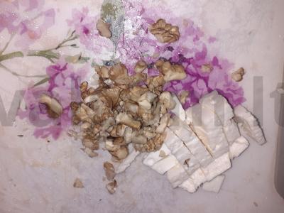 Salotos su keptais baklažanais, šviežiais žalumynais, sūriu ir graikiniais riešutais Žingsnis 3