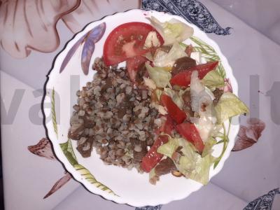 Salotos su keptais baklažanais, šviežiais žalumynais, sūriu ir graikiniais riešutais pagrindine nuotrauka