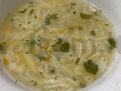 Vištienos kaklų ir makaronų sriuba pagrindine nuotrauka