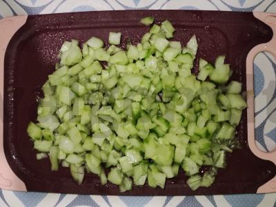 Krabų mėsos salotos Žingsnis 3