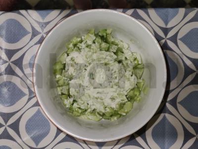 Krabų mėsos salotos Žingsnis 4