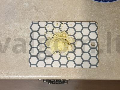 Karšti sumuštiniai su kiaušiniu, pomidorais ir dešra Žingsnis 1