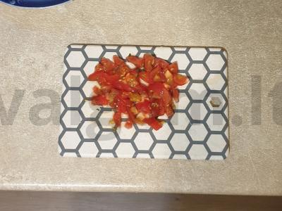 Karšti sumuštiniai su kiaušiniu, pomidorais ir dešra Žingsnis 2