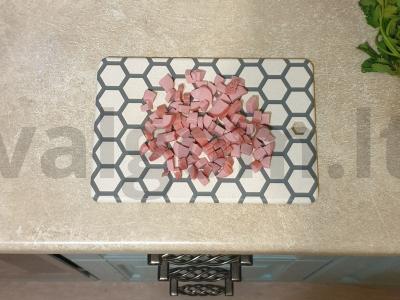 Karšti sumuštiniai su kiaušiniu, pomidorais ir dešra Žingsnis 3