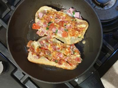 Karšti sumuštiniai su kiaušiniu, pomidorais ir dešra Žingsnis 5