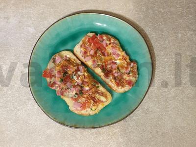 Karšti sumuštiniai su kiaušiniu, pomidorais ir dešra pagrindine nuotrauka