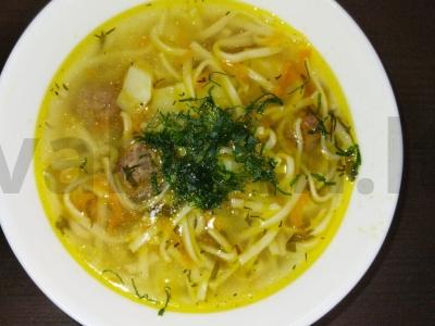 Namų stiliaus sriuba su makaronais ir meatballs pagrindine nuotrauka