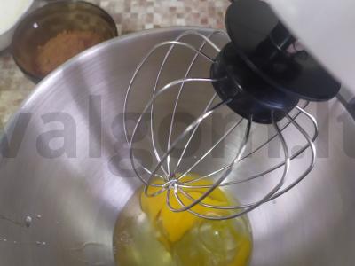 Šokoladinis biskvitas trifle'ui Žingsnis 1