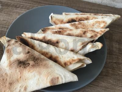 Krištoliniai trikampiai iš lavašo su kumpiu ir sūriu pagrindine nuotrauka