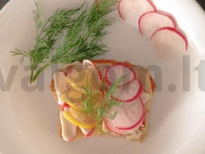 Šilti tostai su sūrio, krabų mėsos ir žuvies įdaru pagrindine nuotrauka