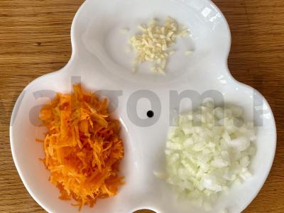 Grikių makaronai su česnaku, svogūnais ir morkomis Žingsnis 2