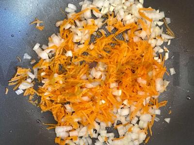 Grikių makaronai su česnaku, svogūnais ir morkomis Žingsnis 3