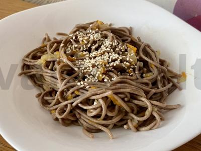 Grikių makaronai su česnaku, svogūnais ir morkomis pagrindine nuotrauka