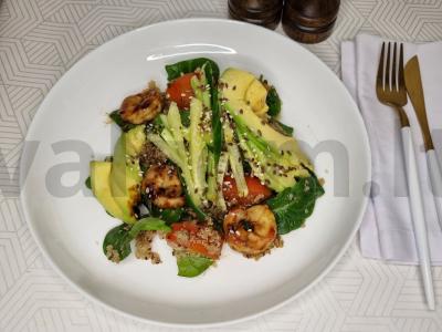 Salotas „Bowl su krevetėmis“ pagrindine nuotrauka