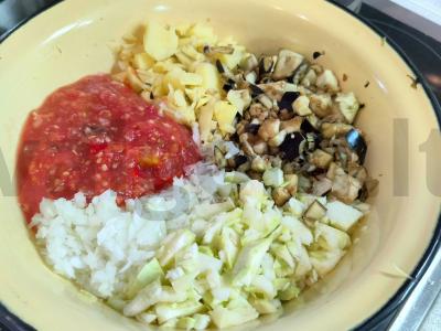 Kiauliena su baklažanais, cukinijomis, bulvėmis ir pomidoru Žingsnis 1