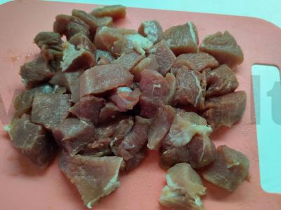 Kiauliena su baklažanais, cukinijomis, bulvėmis ir pomidoru Žingsnis 2