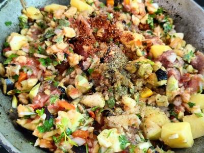 Kiauliena su baklažanais, cukinijomis, bulvėmis ir pomidoru Žingsnis 4