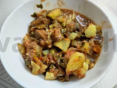 Kiauliena su baklažanais, cukinijomis, bulvėmis ir pomidoru pagrindine nuotrauka