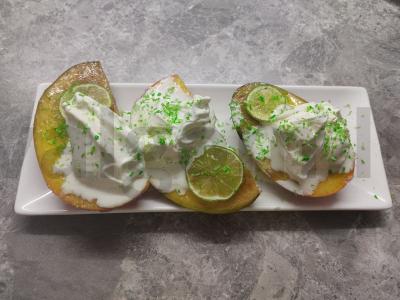 Ekzotiniai vaisiai su vaniliniu ledais pagrindine nuotrauka