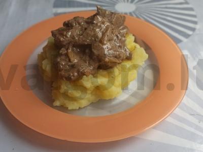 Kiaulienos kepenėlės, troškintos grietinėje su svogūnais pagrindine nuotrauka