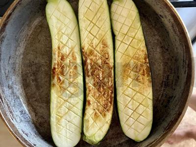 Cukinijų užkandis su pomidorais, šalotų svogūnais ir actu Žingsnis 3