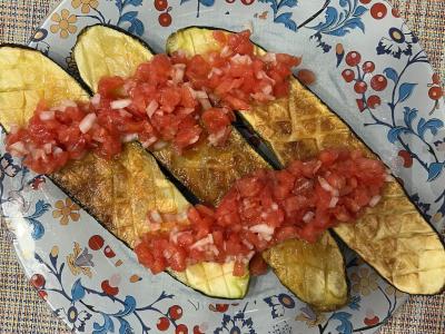 Cukinijų užkandis su pomidorais, šalotų svogūnais ir actu pagrindine nuotrauka