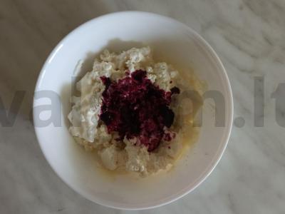 Varškės pasta su serbentų uogiene ir grietine pagrindine nuotrauka