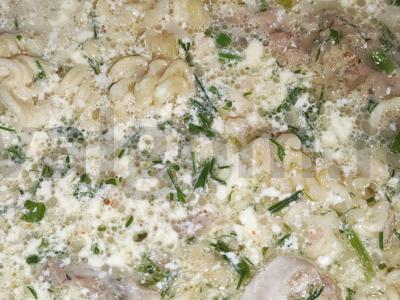 Greito paruošimo makaronų ir kiaulienos troškinio sriuba pagrindine nuotrauka