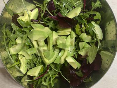 Salotas su rukola, tunu, avokadu ir apelsinų padažu Žingsnis 2