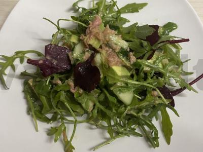 Salotas su rukola, tunu, avokadu ir apelsinų padažu pagrindine nuotrauka