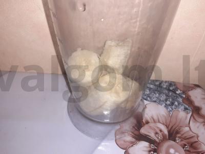 Banano ir mungo daigų kokteilis Žingsnis 1