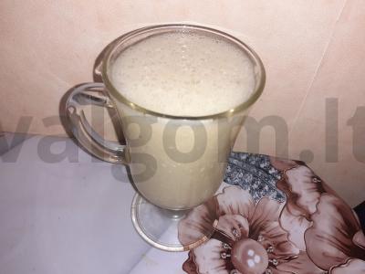 Banano ir mungo daigų kokteilis pagrindine nuotrauka