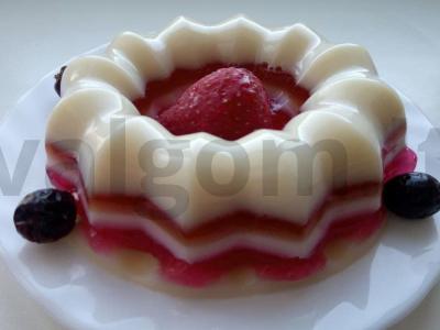 Švelnus pieno-uogų desertas su šilauogėmis ir braškėmis pagrindine nuotrauka