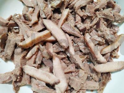 Salotas su jautienos liežuviu, paprikomis ir grybais Žingsnis 1