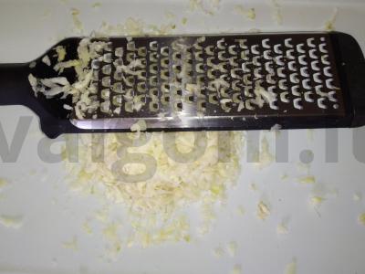 Salotos su salierų šaknimi, midijomis, svogūnais ir marinuotais agurkais Žingsnis 1