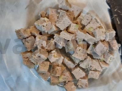 Salotas su vištienos krūtinėle, sūriu ir kiaušiniu Žingsnis 1