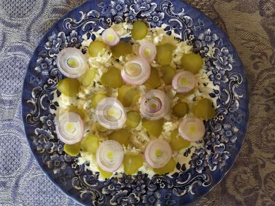 Salotos su salierų šaknimi, midijomis, svogūnais ir marinuotais agurkais Žingsnis 3