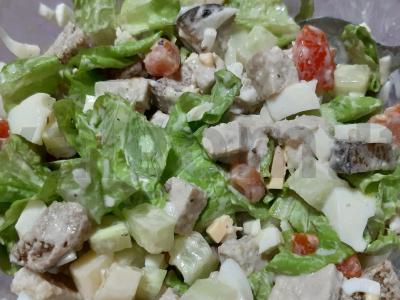 Salotas su vištienos krūtinėle, sūriu ir kiaušiniu pagrindine nuotrauka