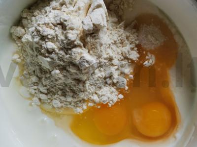 Blynai su žaliu obuoliu ant kefyro Žingsnis 3