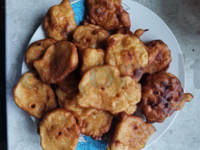 Blynai su žaliu obuoliu ant kefyro pagrindine nuotrauka